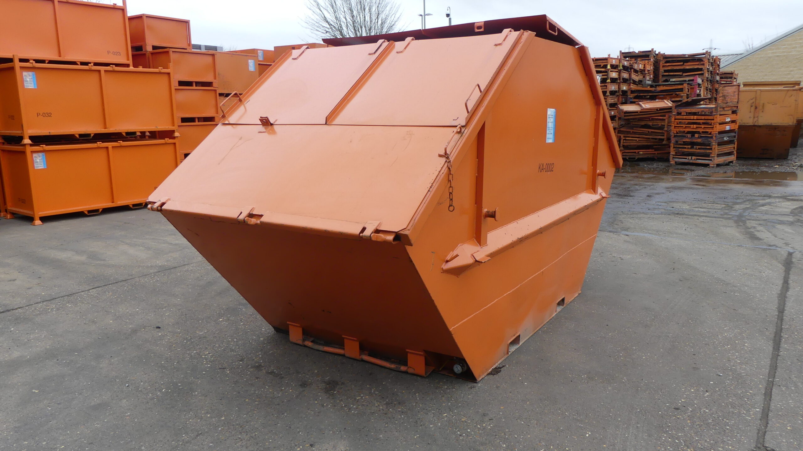 Lids of lockable skips safely opened at scrap metal recyclers